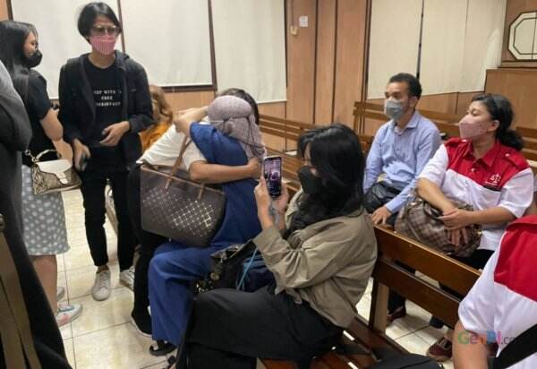 Tangis Pilu Ibunda Adam Deni Seusai Sang Anak divonis 4 Tahun