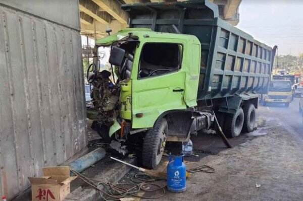 Diduga Sopir Kelelahan, Truk Rongsokan Tabrak Tiang Flyover Cibubur ...