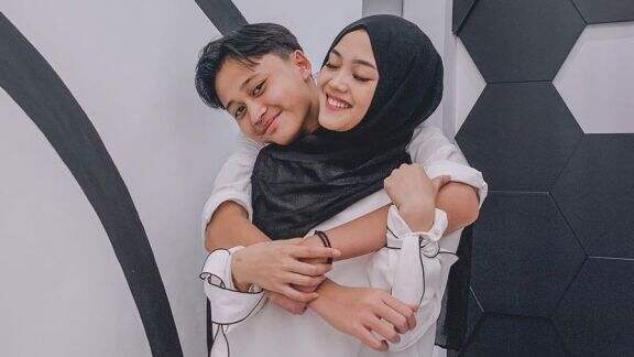 Putri Delina Banjir Hujatan Netizen Disebut Anak Durhaka, Rizwan Langsung Pasang Badan Bela Sang Kakak: Belum Tentu Benar!