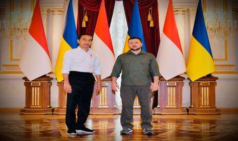Tiba di Istana Maryinsky, Presiden Jokowi Disambut Presiden Zelenskyy