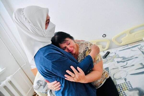 Momen Iriana Peluk Pasien di Rumah Sakit Ukraina Bikin Merinding