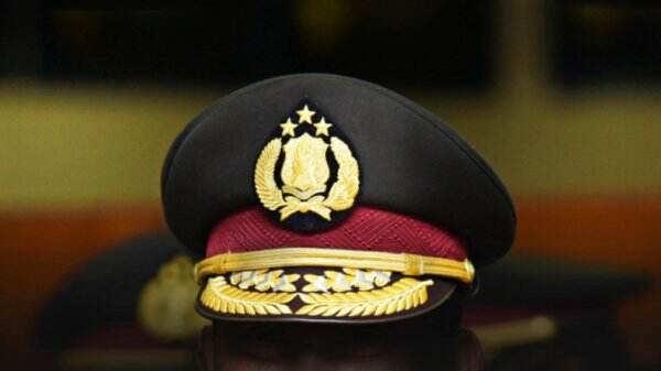 Mesra saat Foto dengan Polwan, Kapolres Maluku Tengah Dicopot
