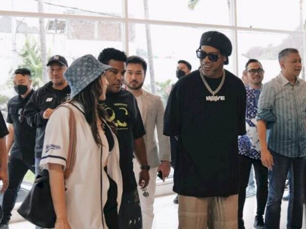 Ketemu Ronaldinho, Style Momo Geisha Jadi Perbincangan Warganet