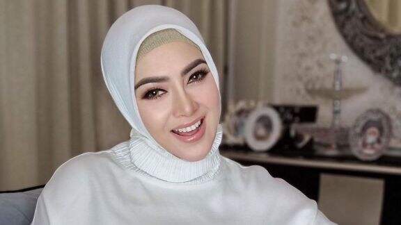 Syahrini Melenggang Turun dari Mobil, Netter Salfok Lihat Baju Kesempitan Sampai Kancing Kelihatan `Sesak`: Berhijab tapi Ngundang Syahwat!