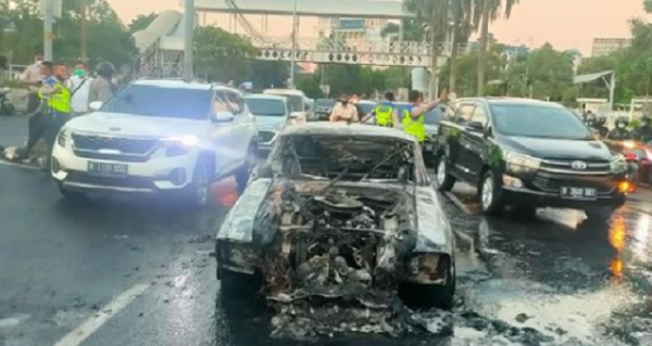 Waspada, Beberapa Faktor Ini Penyebab Mobil Terbakar