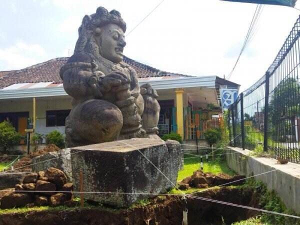 Arca Dwarapala Bergeser Misterius, Diduga Gempa hingga Ulah Manusia