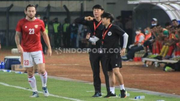 Penonton Padati Stadion Patriot, Timnas Indonesia U-19 Disambut Nyala Flare