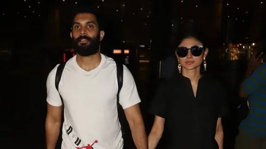 Mouni Roy dan Suraj Nambiar Muncul di Bandara Mumbai, Penampilannya jadi Sorotan