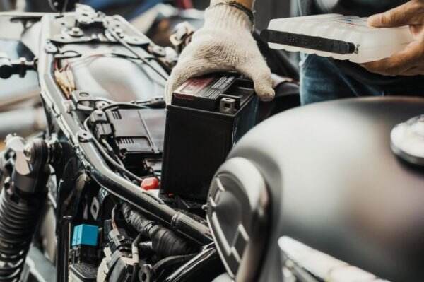 Jangan Sampai Rusak, Ini Ciri-ciri Aki Motor Mulai Soak