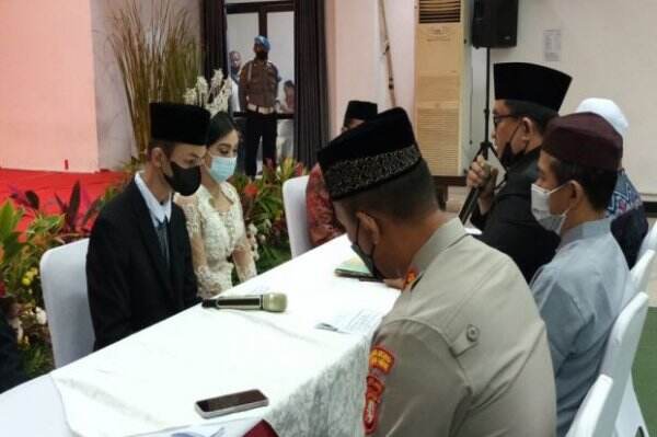 Penuh Haru! Mahasiswi Pembuang Bayi Dinikahkan di Polres Jaktim