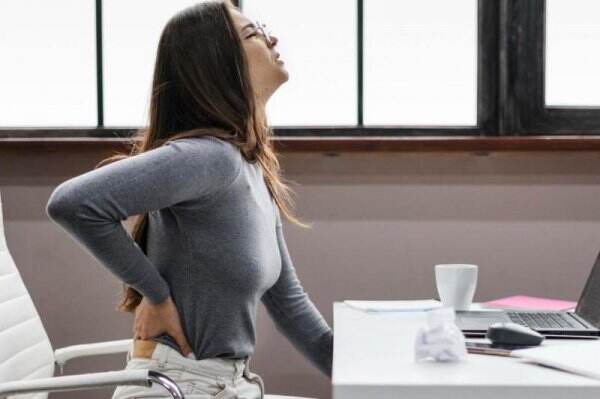 Dokter Ingatkan Bahaya Duduk Lama-Lama, Bikin Tulang Belakang Bermasalah!