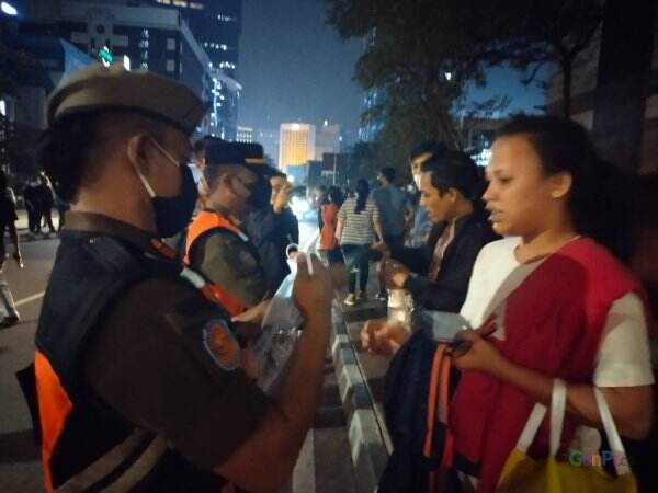 Satpol PP Bagikan Masker Gratis di Kawasan Citayam Fashion Week