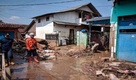 Lokasi Terdampak Bencana di Garut Disemprot Disinfektan