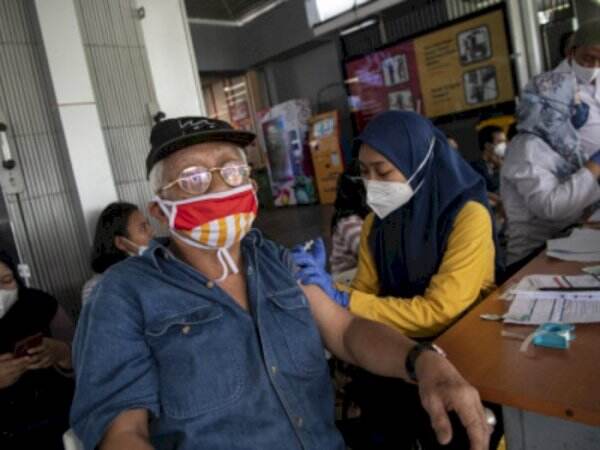 Awas! Kasus COVID-19 Makin 'Ngegas,' Pakar Ingatkan Kelompok Rentan Wajib Booster