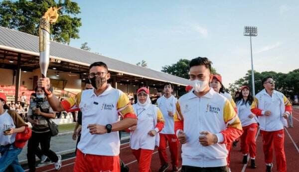 Menparekraf Ikuti Torch Relay ASEAN Para Games 2022 di Kota Solo