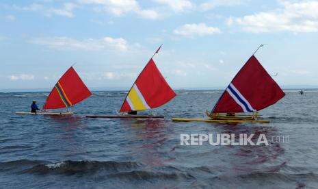 In Picture: TIdak Bisa Melaut Nelayan Jembrana Bermain Kapal Layar Mini