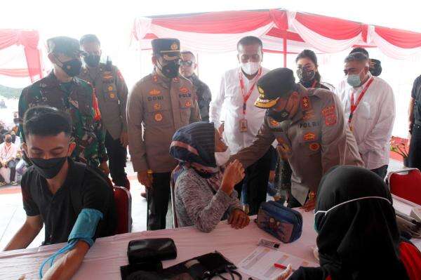 Antisipasi Penyebaran Virus Covid 19, Kapolda Tinjau Gebyar Vaksin Presisi di Gudang Alfamart