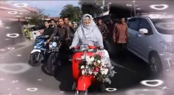 Viral, Emak-emak di Majalengka antar Anak Nikah Naik Motor Vespa