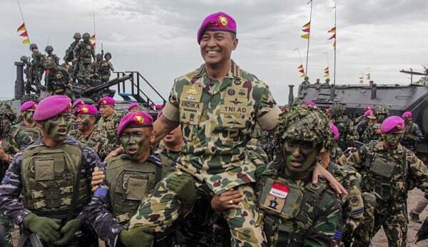 Warga Kehormatan Korps Marinir, Jenderal Andika Dipanggul Prajurit Baret Ungu