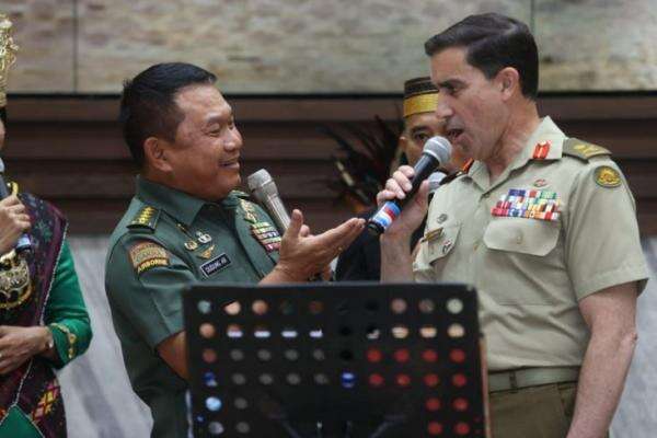 Keren ! Sambutan Hangat, Jenderal Dudung Nyanyi Bareng KSAD Australia Simon Stuart