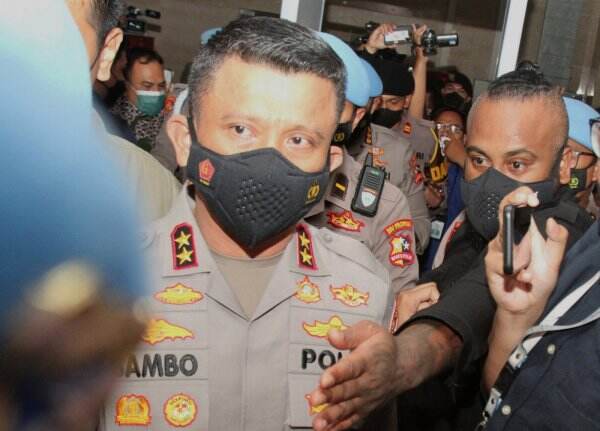 Irjen Sambo Sempat Dikawal Pria Bertato saat Diperiksa Bareskrim
