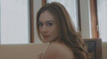 Wulan Guritno Tampil Menawan Berbalut Dress Kemben, Netizen: Memang `Bahaya` Mamah Satu Ini