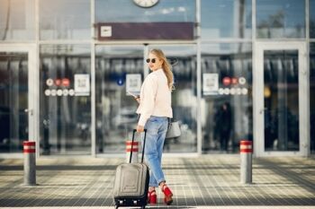 Awak Kabin Himbau Traveler Jangan Pakai Celana Pendek Selama Penerbangan, Ini Alasannya