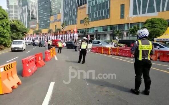 Berhenti di Bundaran Waru, Pengandara Temukan Sesuatu
