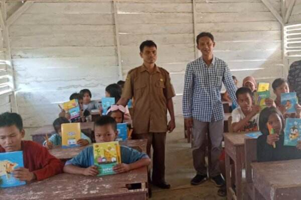 Saung Belajar di Muba Bantu Anak Suku Anak Dalam Melek Huruf Lewat
