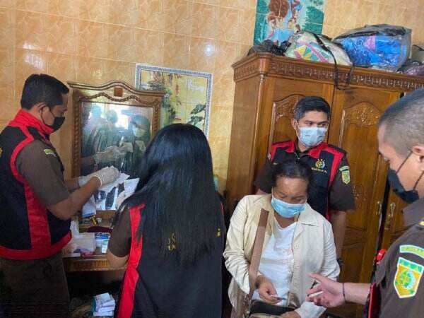 Korupsi LPD Anturan: Geledah Rumah, Istri Tersangka Pasrah