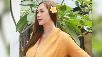 4 Gaya Aura Kasih Liburan ke Singapura, Momong Anak Pamer Body Goals!
