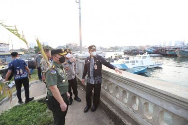TNI, Polisi, Wali Kota Jakut Cek Tanggul Muara Baru, Ada Apa?