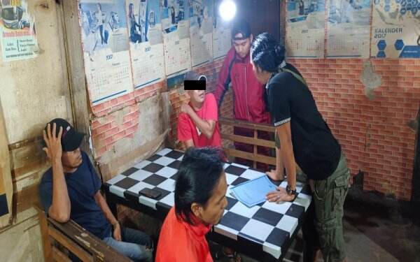 8 Agen Judi Online Ditangkap saat Asyik Hitung Uang Taruhan