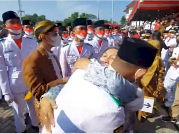 Isak Tangis Paskibraka Solo Pecah, Bendera Merah Putih Gagal Berkibar, Tali Pengikat Lepas