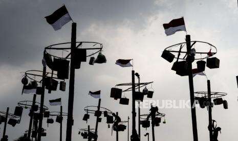 In Picture: Lomba Panjat Pinang di Pantai Ancol Jakarta