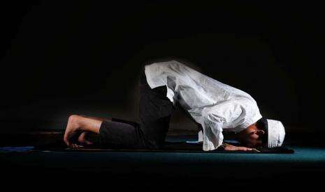 Turis Inggris Jadi Mualaf Karena Melihat Pemandu Wisata Sholat
