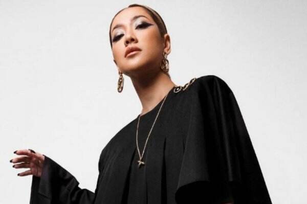 Ray Prasetya Jadi Sorotan usai Cium Bunga Citra Lestari saat Konser, Netizen: Enggak Sopan Banget!