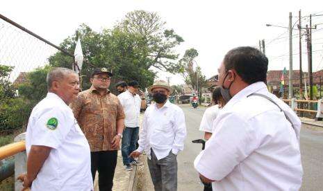 DPRD Jabar Tinjau Penopang Jembatan Cigereuh, Kabupaten Bandung yang Rusak