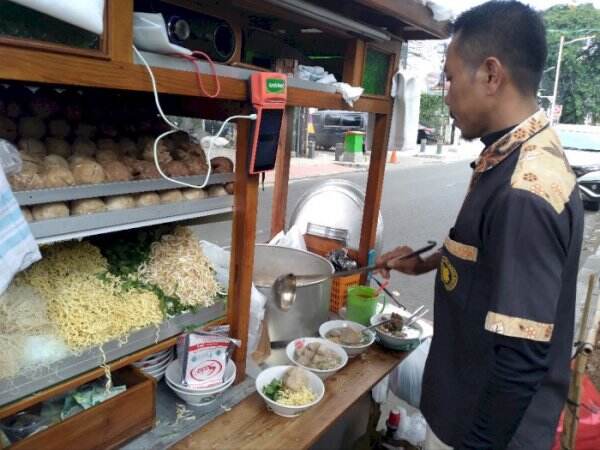 Edan! Ribuan Butir Bakso Gerobak Ini Ludes Setiap Hari, Antrenya Panjang Kamu Harus Sabar!