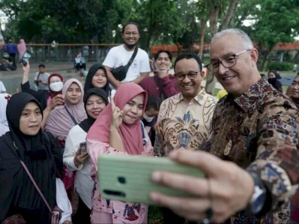 Jalan-Jalan ke Tebet Eco Park, Anies Baswedan Ajak Wali Kota Rotterdam Selfie