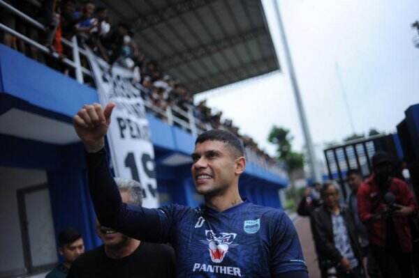 Penalti Ciro Alves Bantu Persib Ungguli RANS Nusantara FC 2-0 di Babak Pertama