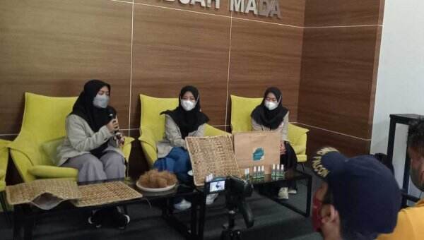 Manfaatkan Limbah Eceng Gondok dan Sabut Kelapa