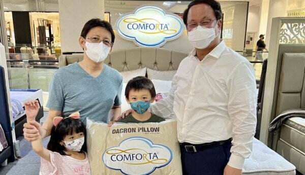 Harpelnas, Presdir Comforta Bagikan Bantal Gratis dan Sapa Langsung Konsumen
