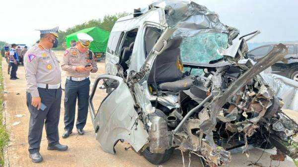 Penampakan Toyota Hiace Ringsek Usai Tabrak Truk di Tol Batang-Semarang, 7 Orang Tewas