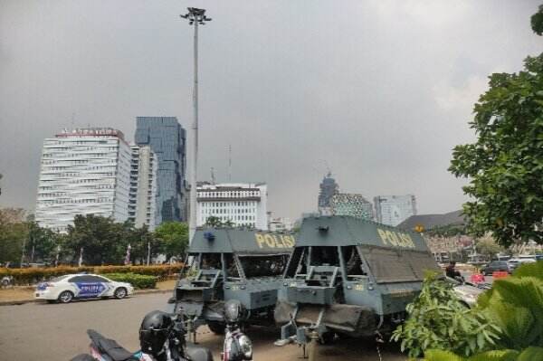 Wuih Aparat Siaga dengan Lapis Baja, Begini Kondisi Demo Tolak Harga Baru BBM di Monas dan Istana