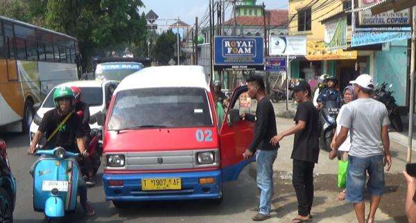 Aksi Angkot Mogok Tegang, Sopir Angkot Sisir Angkot yang Beroperasi