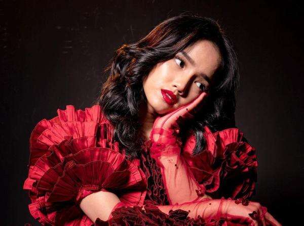 Potret Cantik Fuji saat Sesi Pemotretan, Tampil Dewasa dengan Gaun