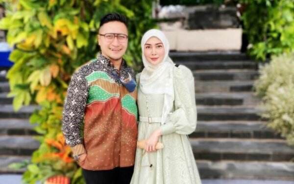 Tepis Kabar Telah Berpoligami, Arie Untung: Doain Langgeng Ya!