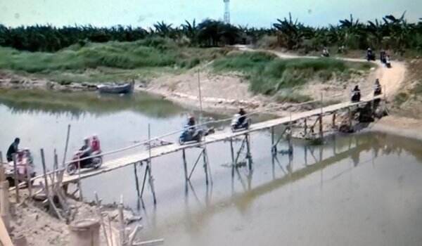 Potret Warga Bertaruh Nyawa Seberangi Jembatan Darurat di Sungai Perbatasan Demak-Kudus