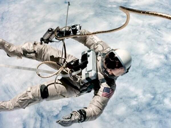 Video Langka Astronot Kesulitan Berjalan di Bulan, Ternyata Harus Jatuh-Bangun